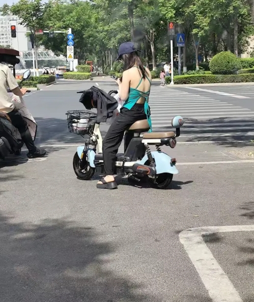 总感觉她缺了样东西！总感觉她缺了样东西