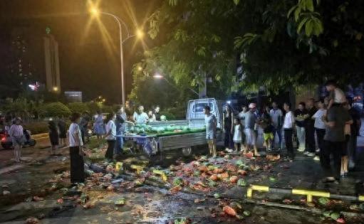 四川自贡，一58岁男子酒后打算买个西瓜解渴，挑西瓜时重拍瓜体，摊主一句"师傅轻点