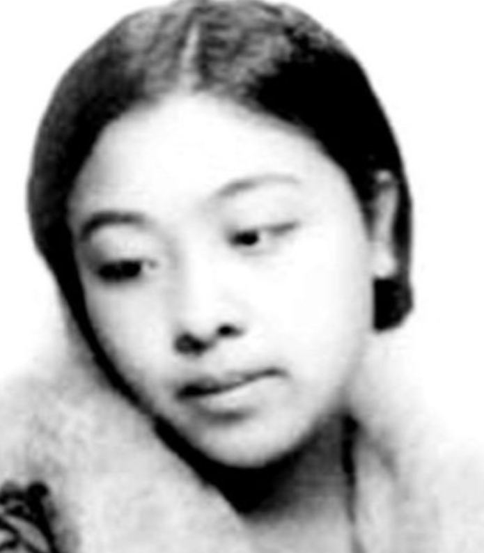 1928年，女作家丁玲同时爱上了两个男人，她谁都无法放弃，于是便提出了三人同居，