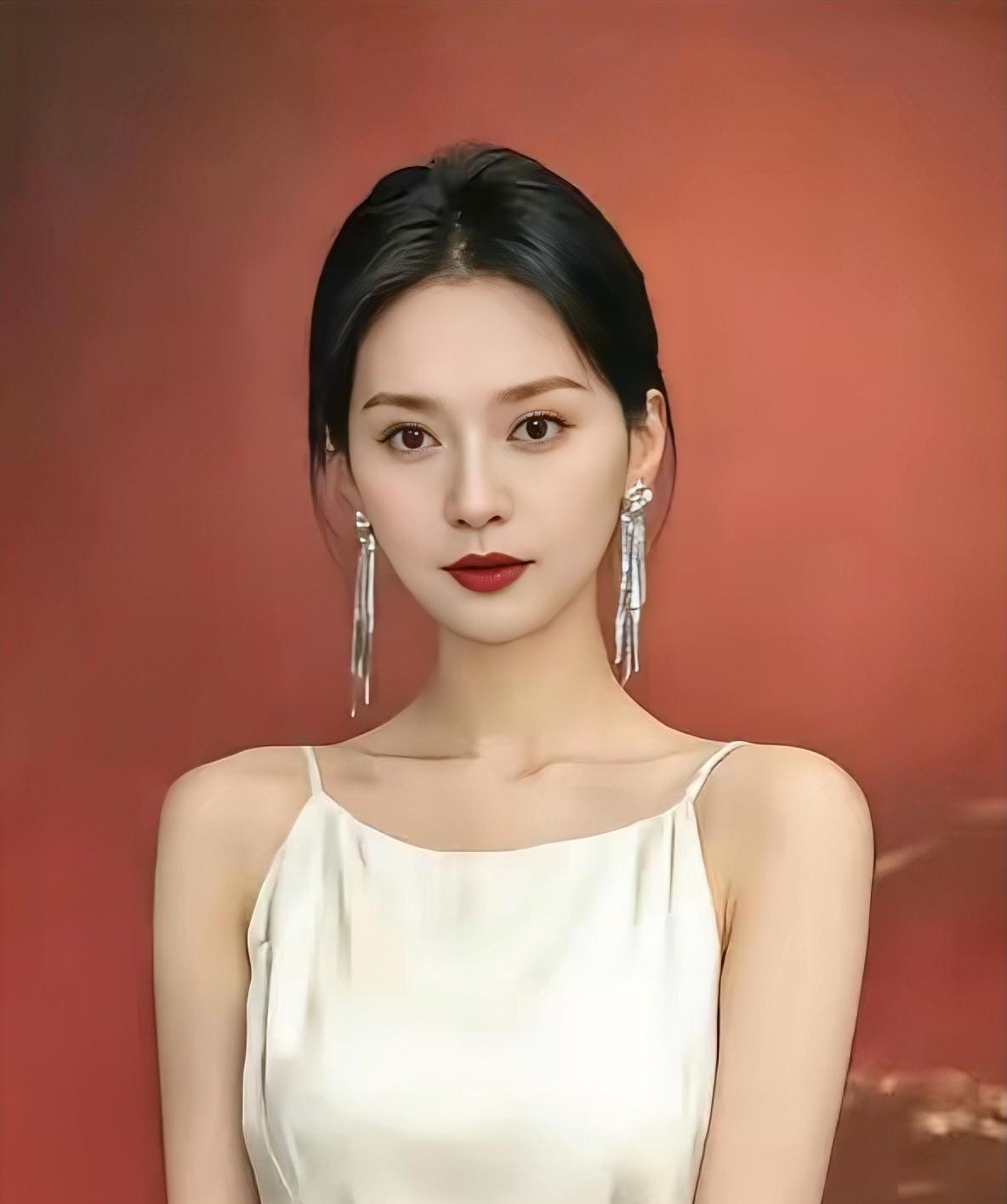 红袖添香夜，美人倚窗立。