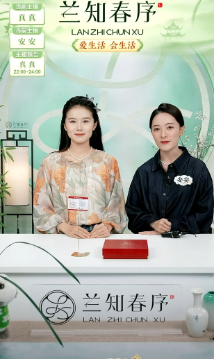 汉森刚出差回来有话语权
能带来第一手消息
评论区问汉森去广西干嘛了？
汉森和董董