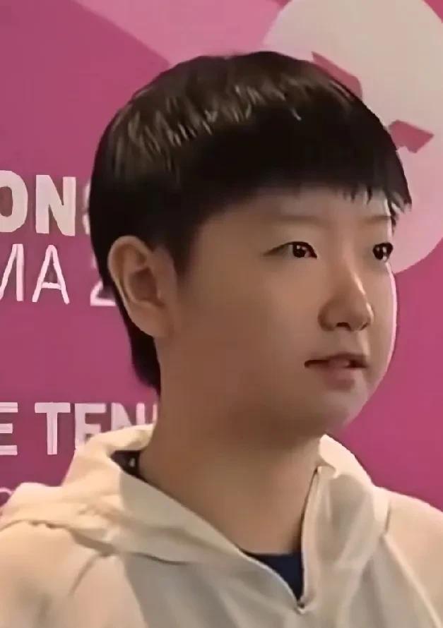 莎莎套上防晒衣就去参加“横滨冠军赛”晚宴了！
别人都是五彩斑斓，而莎莎显得那么低