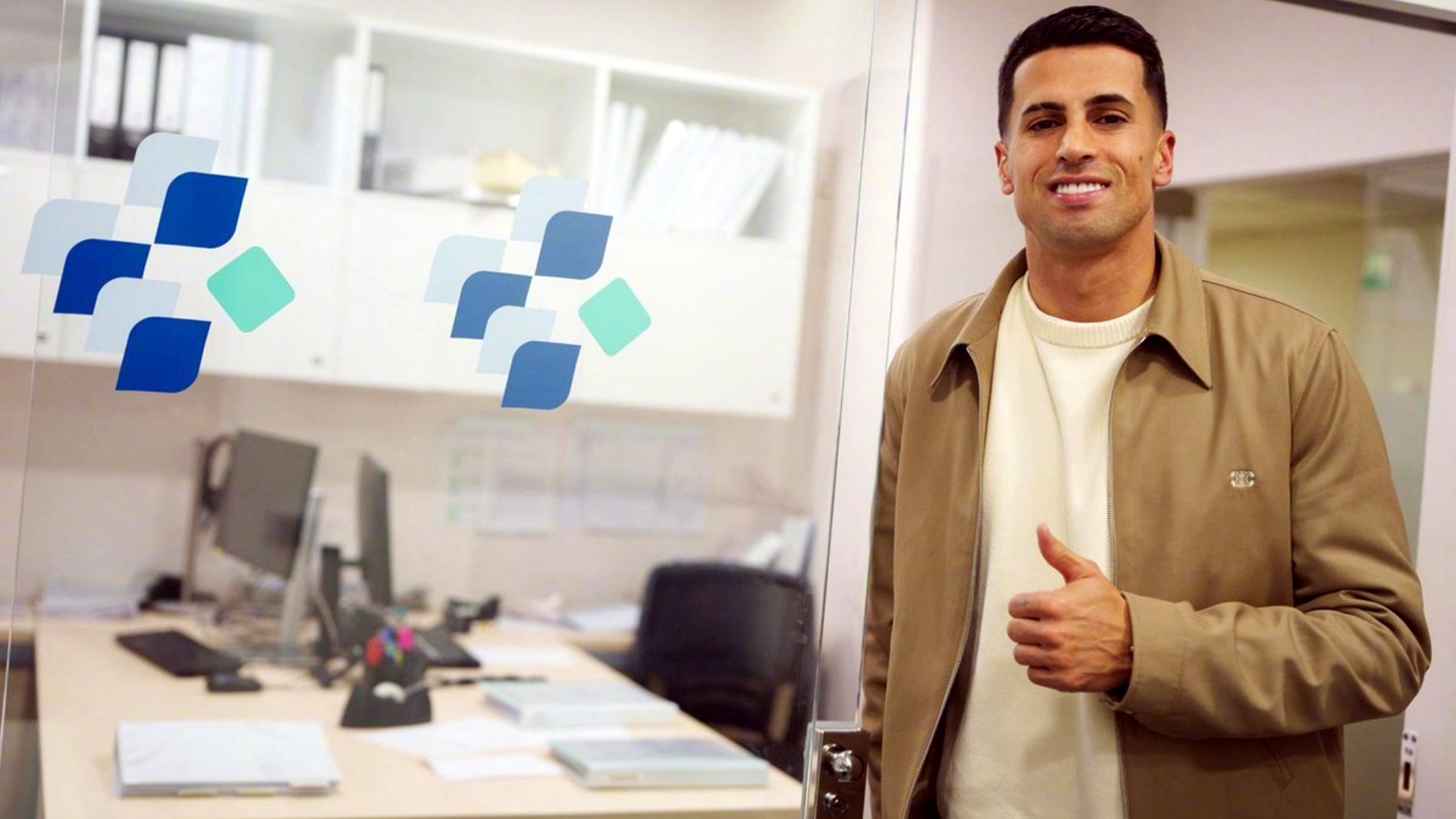 巴萨官方公告：坎塞洛已抵达巴萨通过体检，萨签约仪式将于周二举行。
据此前罗马诺报