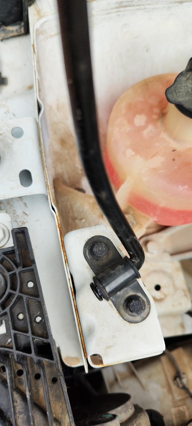 兄弟们生锈了
支架生锈正常这梁都生锈了？