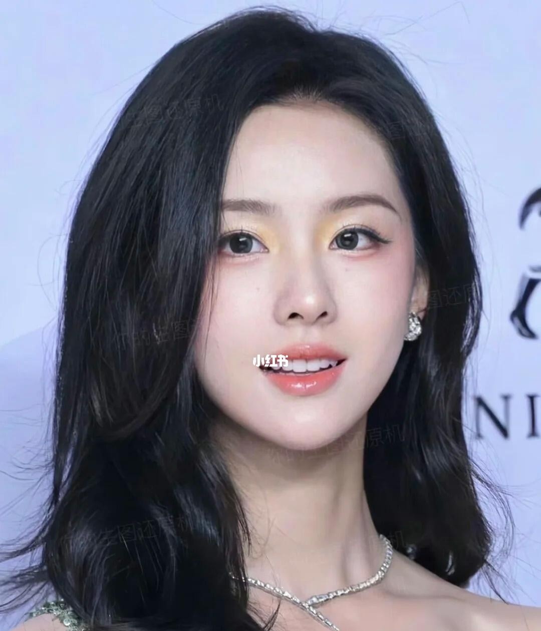 我滴个老天奶。。她的颜好震撼！！！??

陈都灵！清冷白月光啊啊啊啊啊

