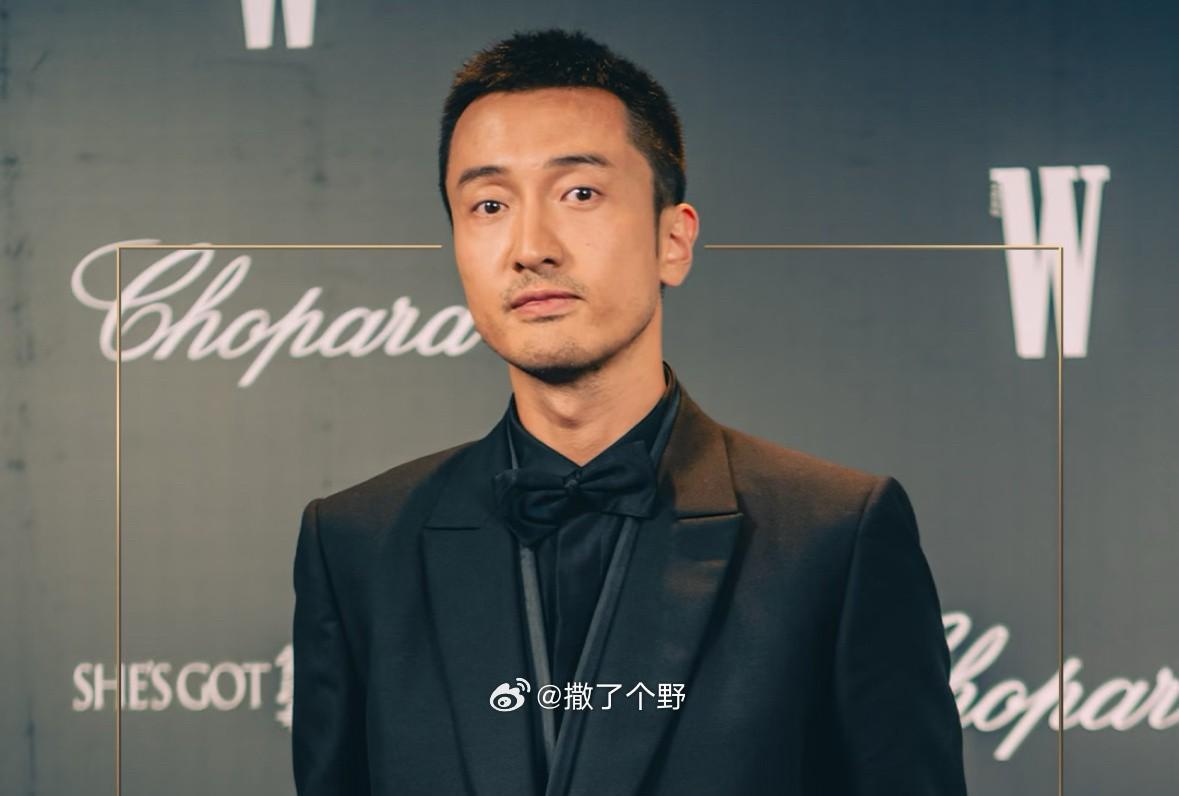 王传君能站到现在
得感谢一个人
不是他老婆，也不是徐峥，而是他的女儿。因为他一直