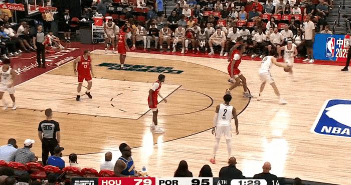 杨瀚森正面挑战摩西布朗成功，接球成功上篮，护球手细节
杨瀚森正面挑战摩西布朗，接