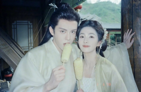 白鹿晒和曾舜晞片场合照，“今晚轮到花姐懵了，他到底是真的还是装的（扶额”，期待一