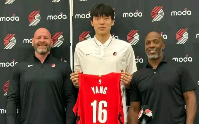 杨瀚森试训打爆今年8号秀！对方恼羞成怒不和自己击掌！

在接受媒体采访时，杨瀚森