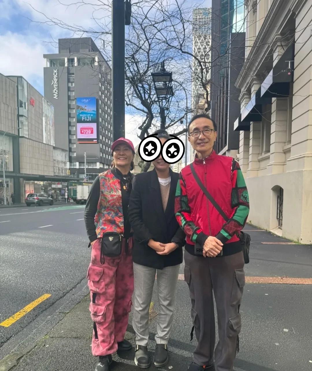 哇！新西兰街头遇见了巩汉林夫妻俩！
俩人的穿搭很有意思，红配绿很显眼，不仅很潮，