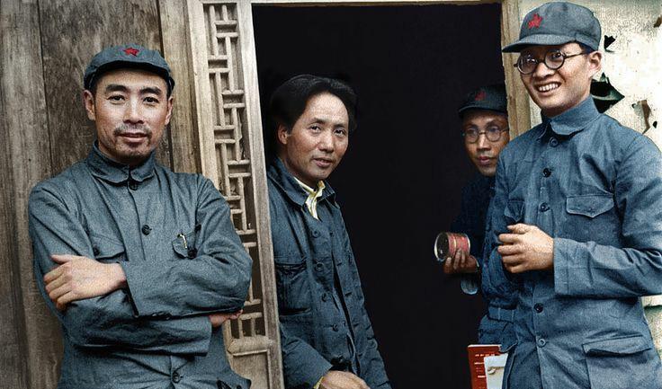1937年夏，延安凤凰山。毛主席和中央革命军事委员会副主席周恩来、组织部长博古等