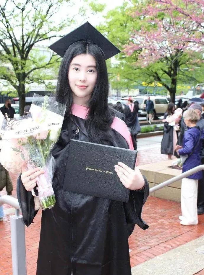 杨子也出来晒女儿了，最近明星们扎堆晒自己子女优秀照，5月11日，杨子也在个人主页