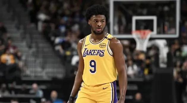 该死！这泼天流量又被湖人收下了！
今日ESPN公布了夏季联赛揭幕战的两场比赛，分
