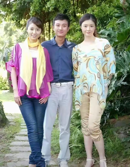 仔细看，那时的林心如细眉飞扬，朱唇榴齿，秀韵多姿！中间的男演员文章疏眉朗目，气宇