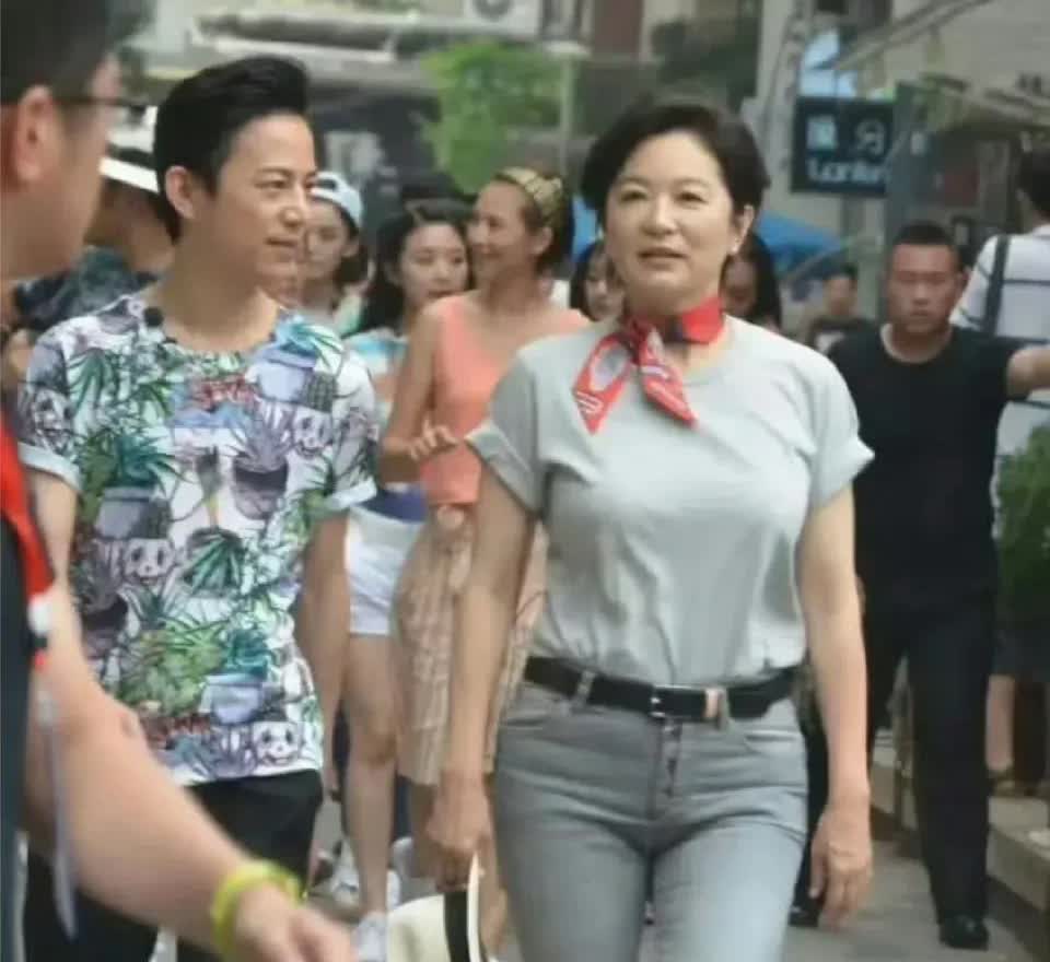 这是最近路人拍到的何炅和林青霞路边照。照片上的何炅今年已经50岁了，林青霞也已经