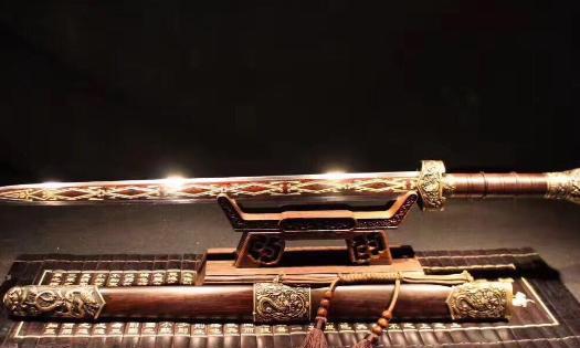 1951年，几个农民用铁镐敲开了戴笠的水泥墓，棺材中除了他的遗骸外，还有一把一尺