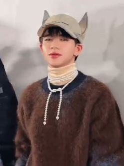 谁懂庆怜的多面魅力？第八次时装周首次走秀，冷脸登场气场全开，零怯场+超稳表现力，