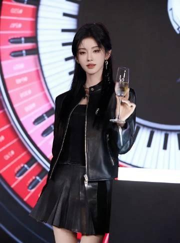怎么鞠婧祎这么权威的颜值还有人审判身高啊，内娱能不能多爱女明星一点