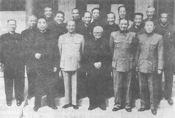 国民党战犯特赦后，当年的那些黄埔学生们受到了周总理的亲切接见。见到周总理，学生们