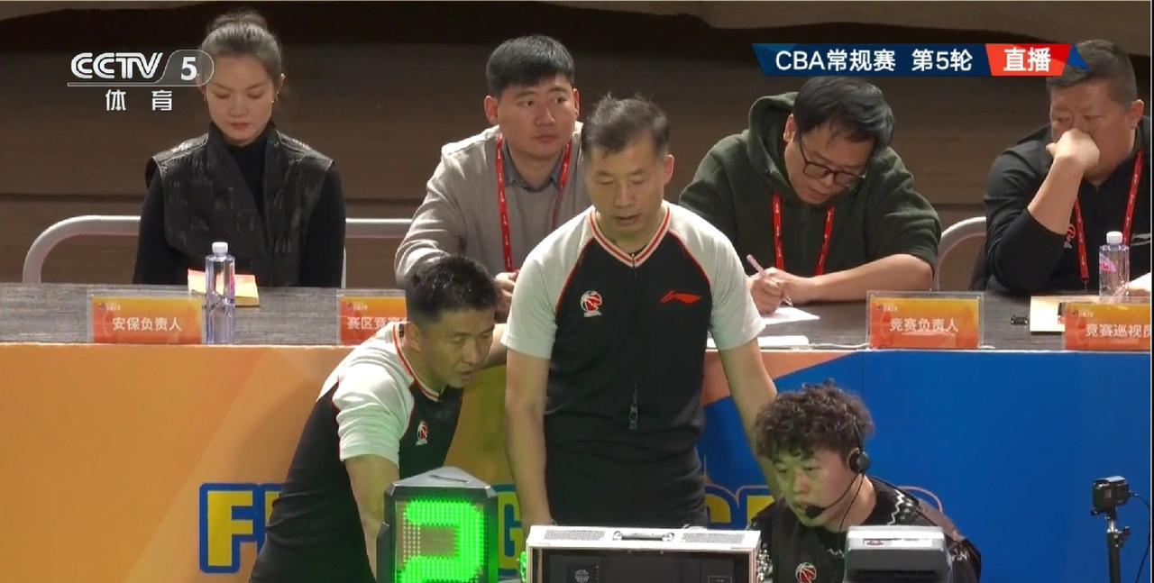 CBA新疆主场负于青岛，高颜值美女安保负责人走红
 CBA常规赛第五轮新疆主场以