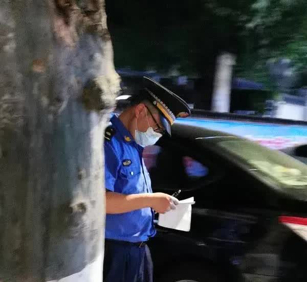 网上经常有城管的负面消息，今天我亲历了一件事，改变了对城管的看法。
因为车辆乱