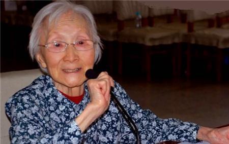 2007年，钱学森96岁生日时宾客云集，突然，钱老目光一转，落在了站在角落的女人