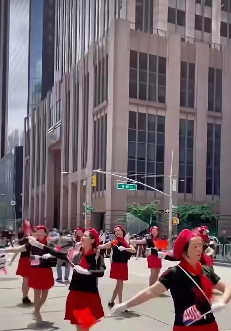 一位网友放出一段视频，一群华人在美国纽约的大街上，身着中国民族特色的服饰，自信地