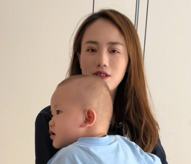 反转！小妹儿终于硬气了！准备跟小二娃对簿公堂要抚养权，评论区发生了两级反转。
