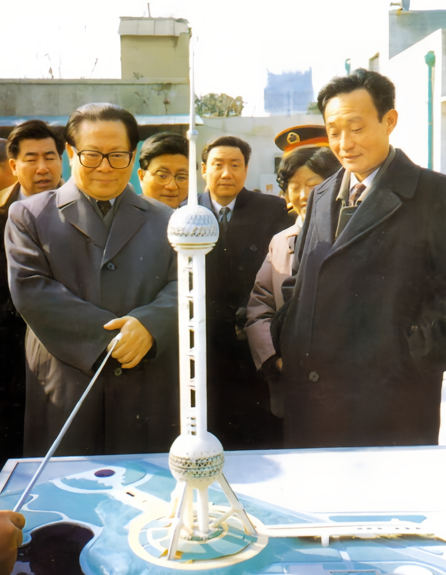 1992年江同志视察上海浦东，听取了广播电视塔的建设情况。江同志旁边是他的两位老