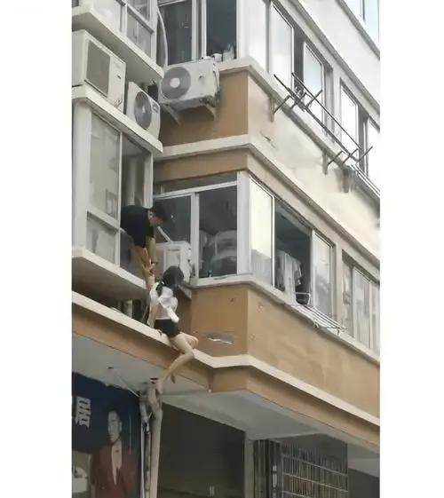 这两年跳楼跳河等自杀事件增多，是由经济、社会、心理等多方面因素共同作用导致的，以