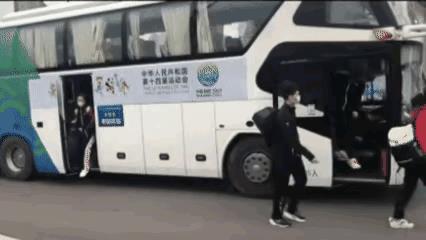 昨天刚说体育总局这些代拍的女孩太烦人，
下午鳗鱼就被他们害了！
昨天鳗鱼下车的时