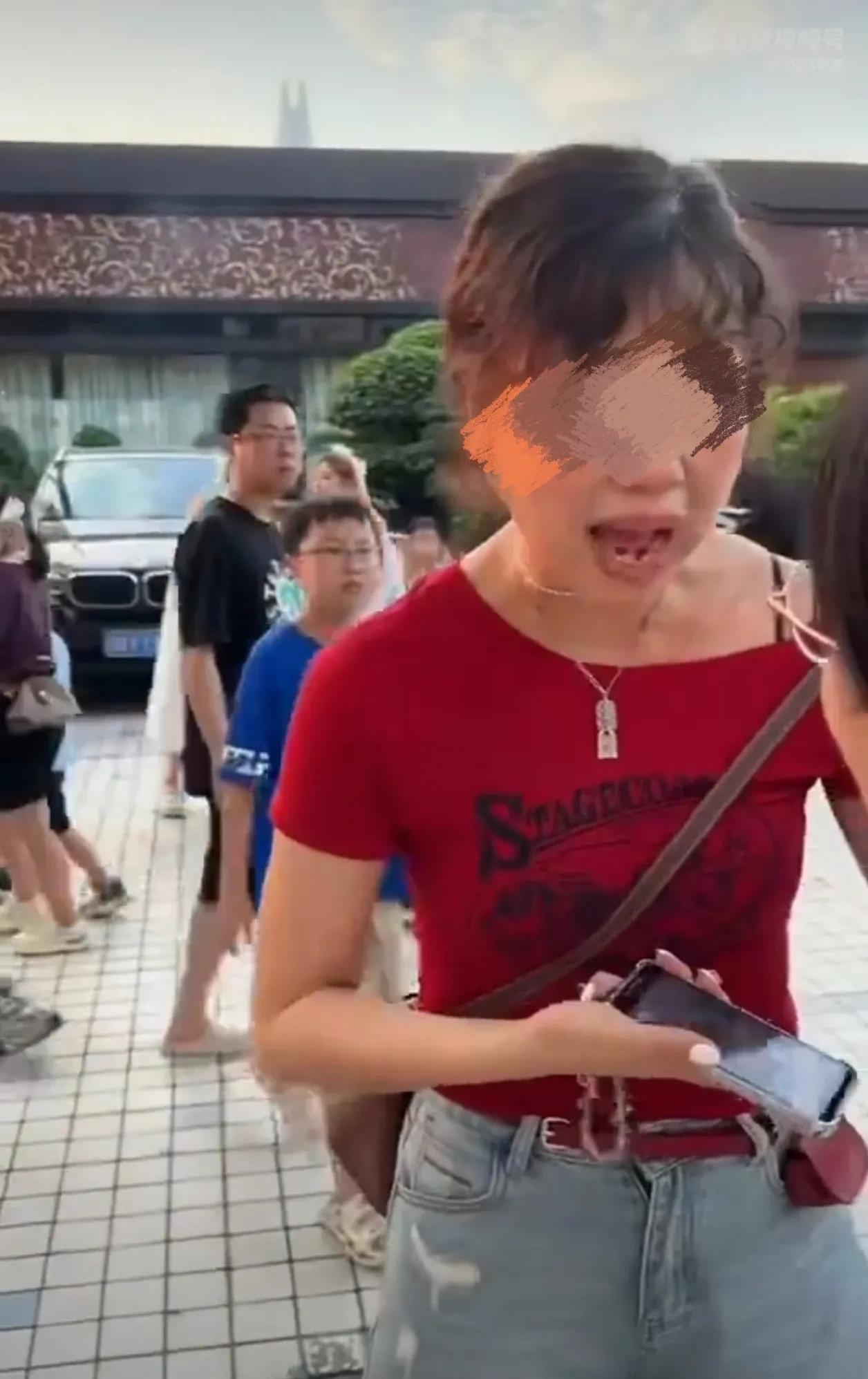 洪崖洞一游客遭陌生女子强拉拍照，
拍照不成，女子翻脸骂人。
游客朱先生带着穿古装