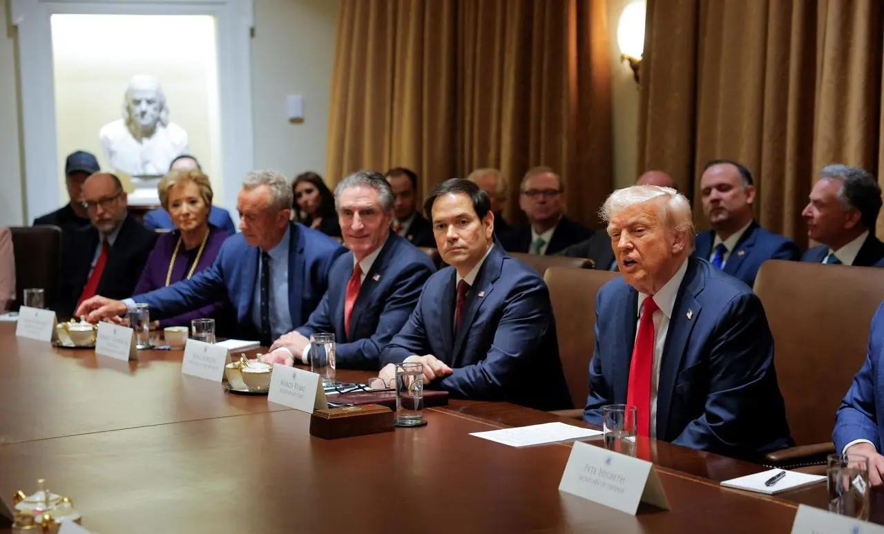 美国拿阅兵要挟稀土，中国强硬回应











---







