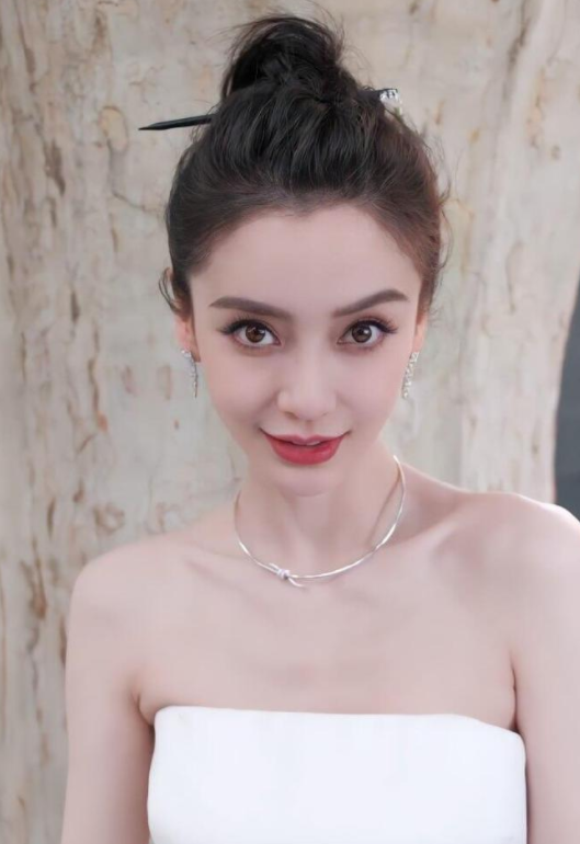 Angelababy的颜值，还是很能打的！