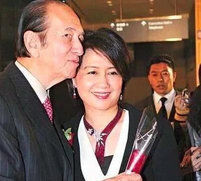 [太阳]1986年，65岁的何鸿燊对26岁的梁安琪说“只要你愿意做我的四太太，我