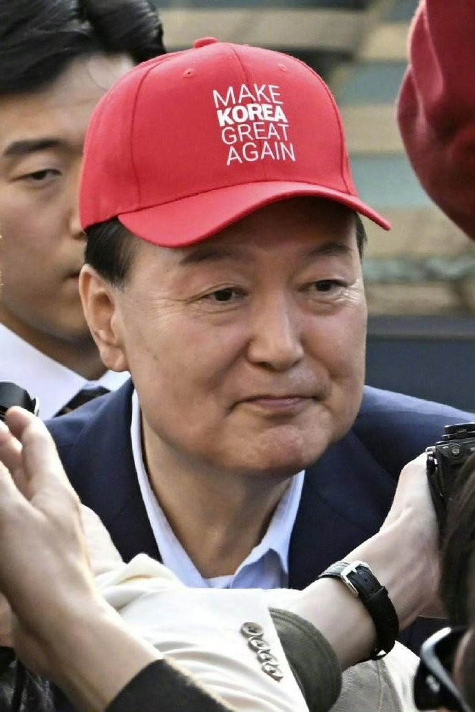 尹锡悦面对死刑指控拒绝认罪，狡辩借口可笑，自认胜券在握？

14日，韩国前总统尹