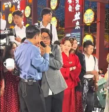 郭有才和舒畅还有撑伞哥这表演越来越辣眼了！三个人在舞台上表演起来了出轨婚外情，居