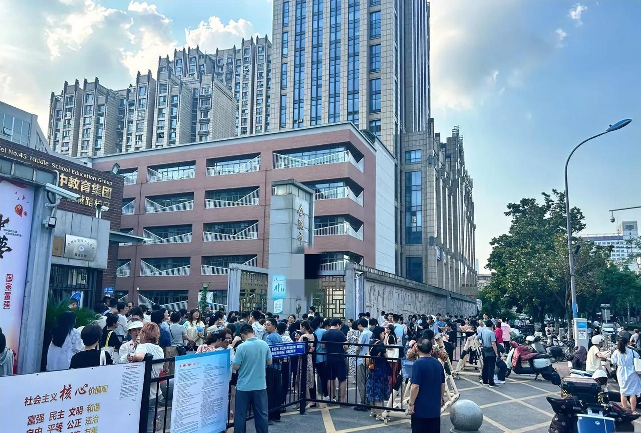 广东一19岁男生去大学报到，
就因写字慢，
父亲礼貌告知老师孩子有
轻度自闭症，