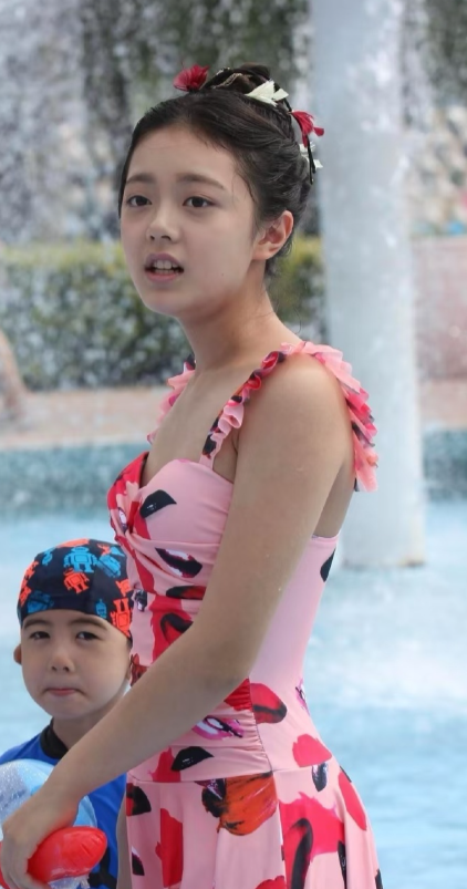 据说这是赵今麦初中时候的照片，青春无敌呀！