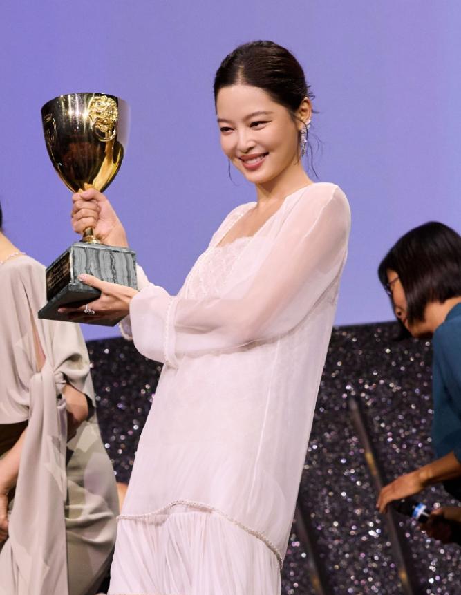 奢牌真的爱电影咖
辛芷蕾官宣威尼斯之后，香奈儿就给安排了嘉人和elle两本主流女