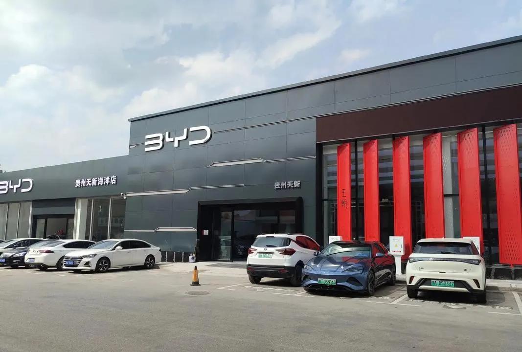 我问闺蜜老公：你那在比亚迪4s店上班的弟弟怎么样啊？啥情况？
闺蜜老公生气的说：