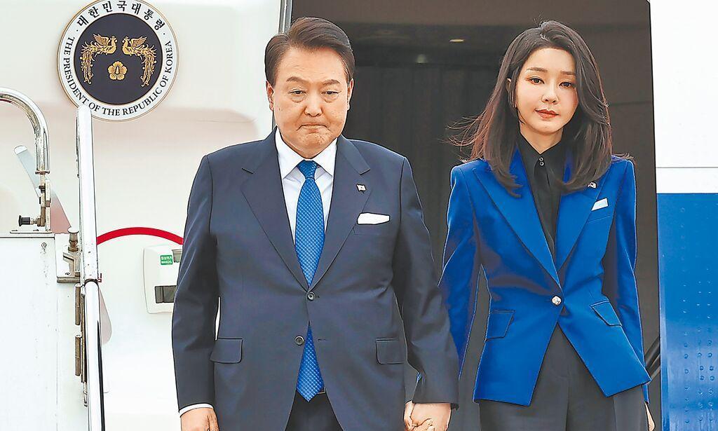 老婆太漂亮？尹锡悦真会玩，办公室放着一张大床，出访时也要带着床
韩媒称，韩国总统