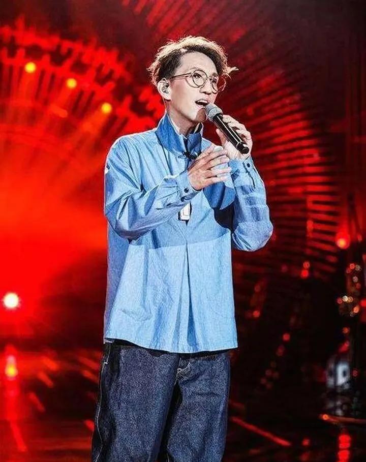 林志炫在《歌手2025》冲榜成功后发了长文，这可太有深度了！
他说《太难唱了》是