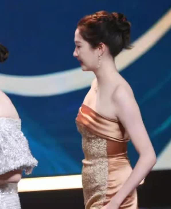 关晓彤治好了我的身材焦虑，毕竟女明星都有小肚子啊！