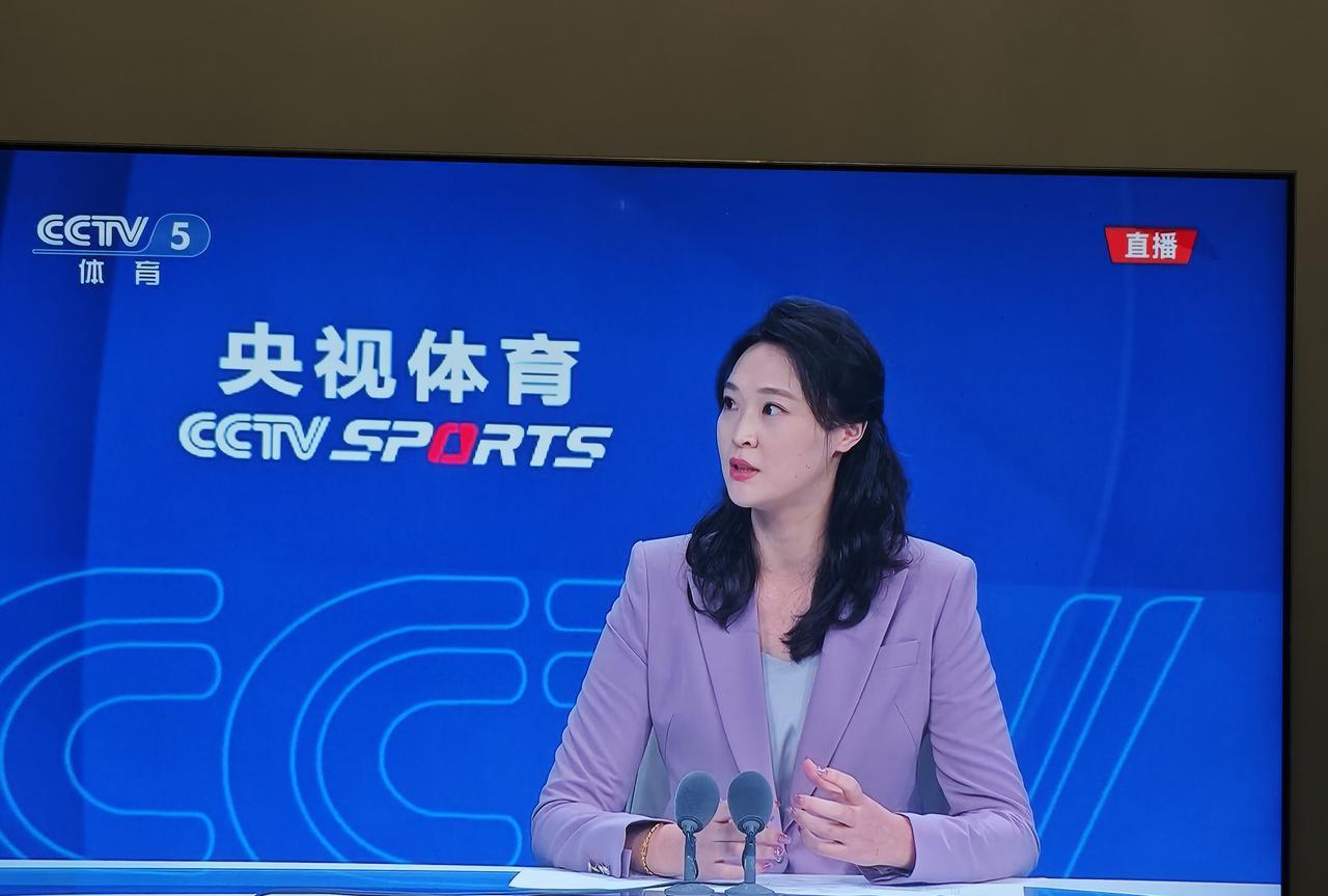 知道这个女嘉宾是谁吗？我真没看出来，后来打字幕才知道是她，原中国女排队员，有点发