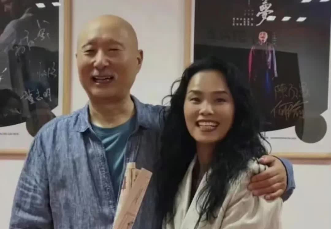 韦唯和陈丽君探望陈佩斯，俩人化身小迷妹，陈大愚气场很强