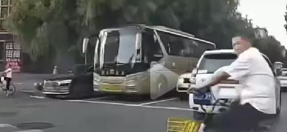 又一场悲剧的发生。沈阳19岁小伙驾车，连续撞击骑车的中年男子，致重伤。透过视频可