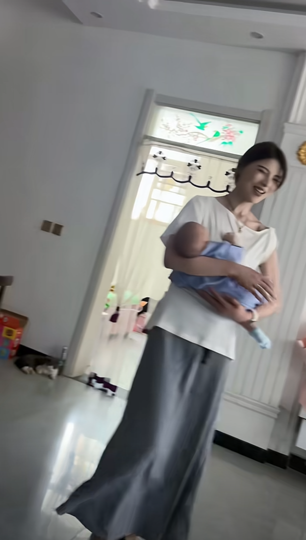 你妈出去玩了 可惜我没奶你饿也得拉姑姑陪你一起挨饿