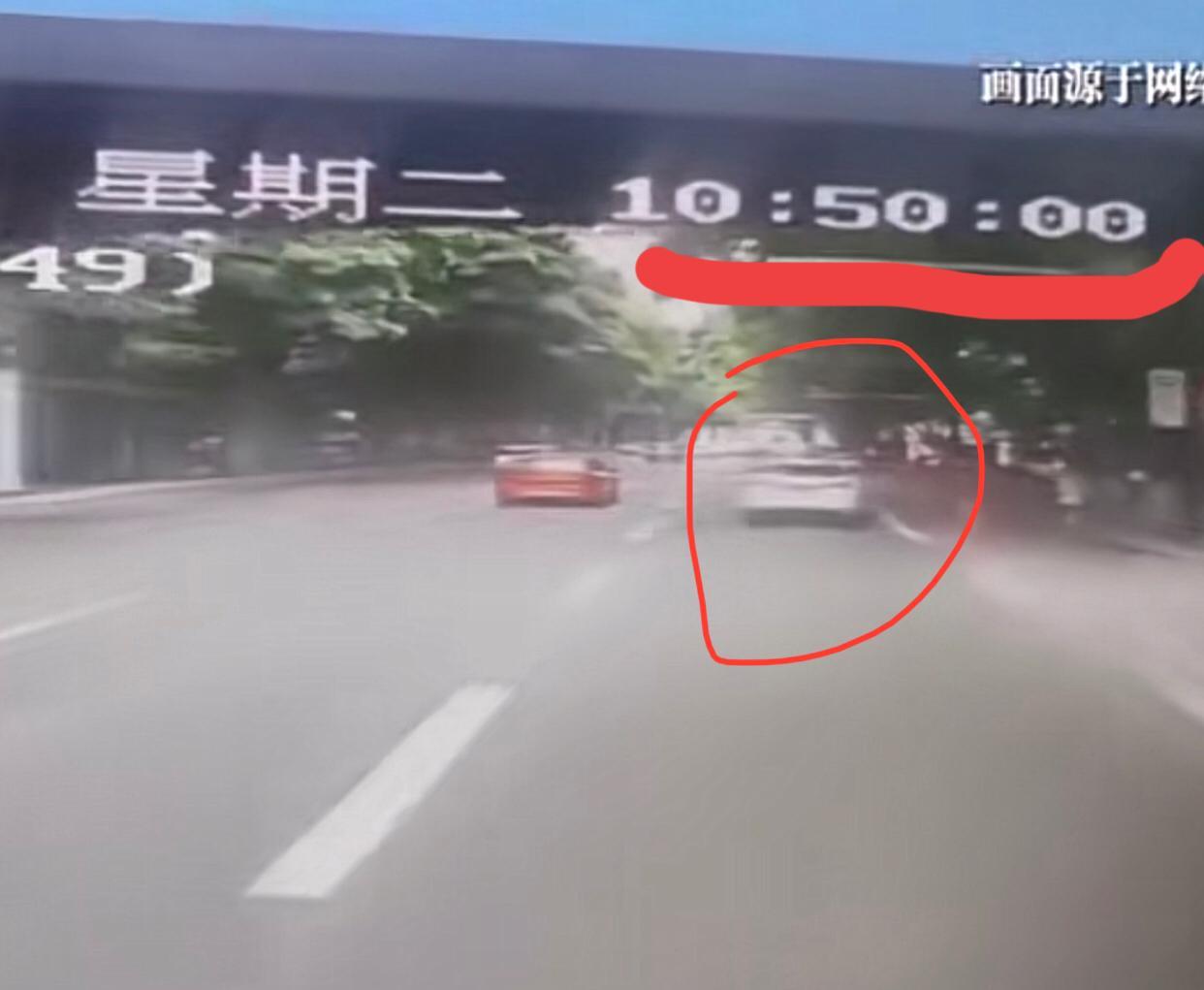 广州男子开车低头看手机引发3死三伤车祸，听说死者中有一名高三学生！
7月1日上午