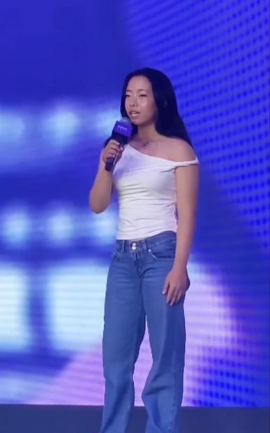刘国梁女儿现身2025外滩大会分享自己的成长成才经验，她说她最不缺的就是勇气，1